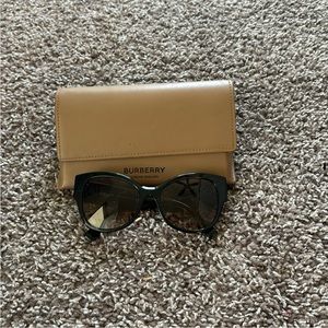 Burberry Brown 🤎 Sunnies 😎
